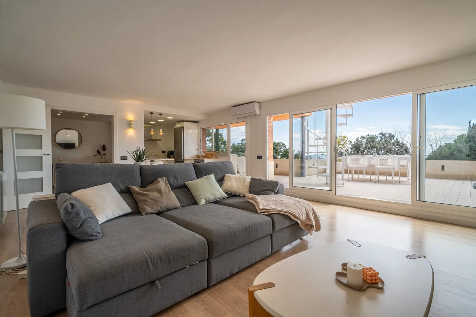 INMOBILIARIAS — RAW02202 HDR